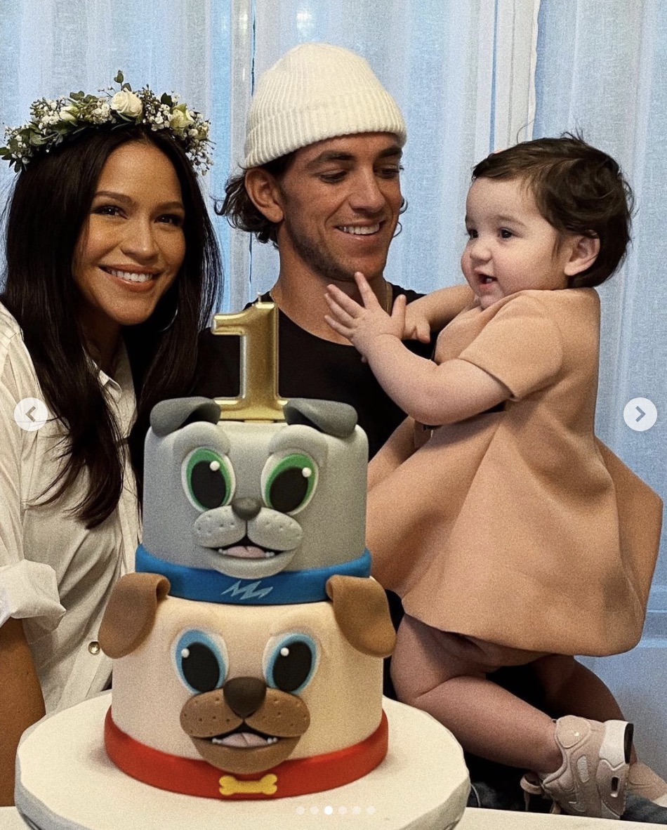 Pregnant Cassie And Husband Alex Fine Shine At MobLand Premiere: Photos Pregnant Cassie And Husband Alex Fine Shine At MobLand Premiere: Photos