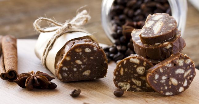 Préparation Du Salami Au Chocolat : Un Dessert Français Gourmand Préparation Du Salami Au Chocolat : Un Dessert Français Gourmand