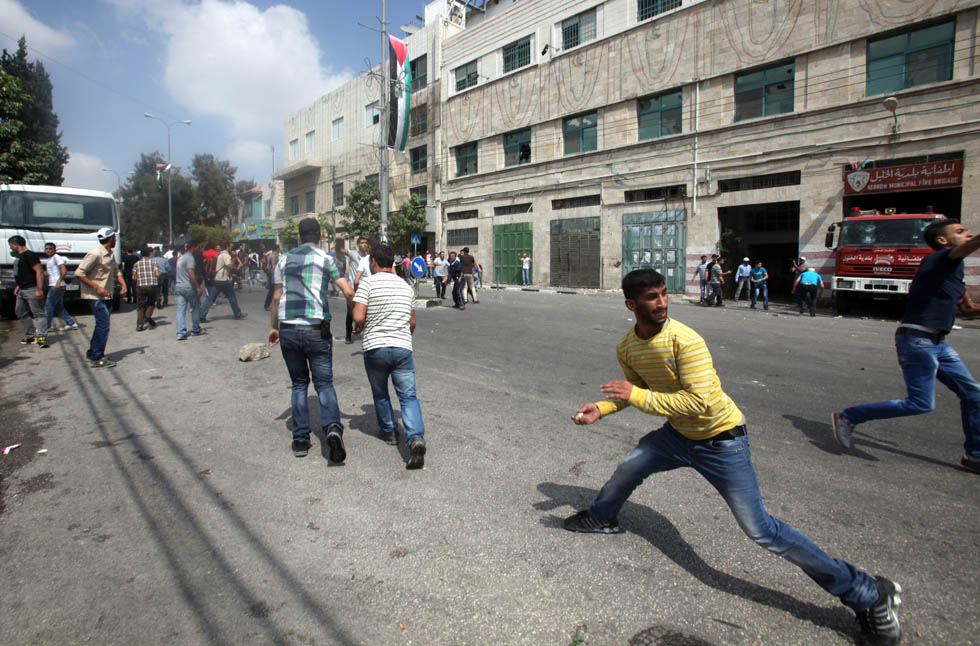Protesta Di 200 Persone Contro La Distruzione Delle Vetrine Dei Ristoranti Palestinesi Protesta Di 200 Persone Contro La Distruzione Delle Vetrine Dei Ristoranti Palestinesi