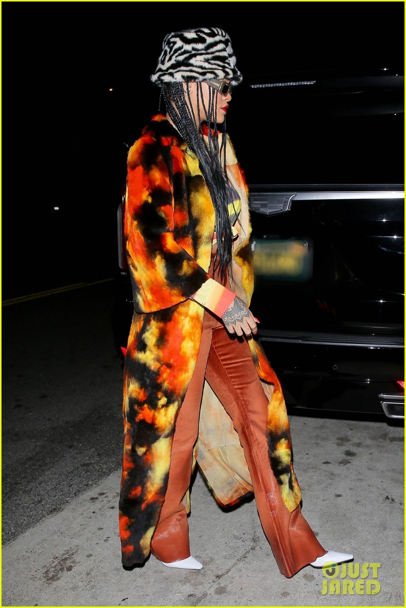 Rihanna's Casual Yet Stylish Santa Monica Appearance Rihanna's Casual Yet Stylish Santa Monica Appearance