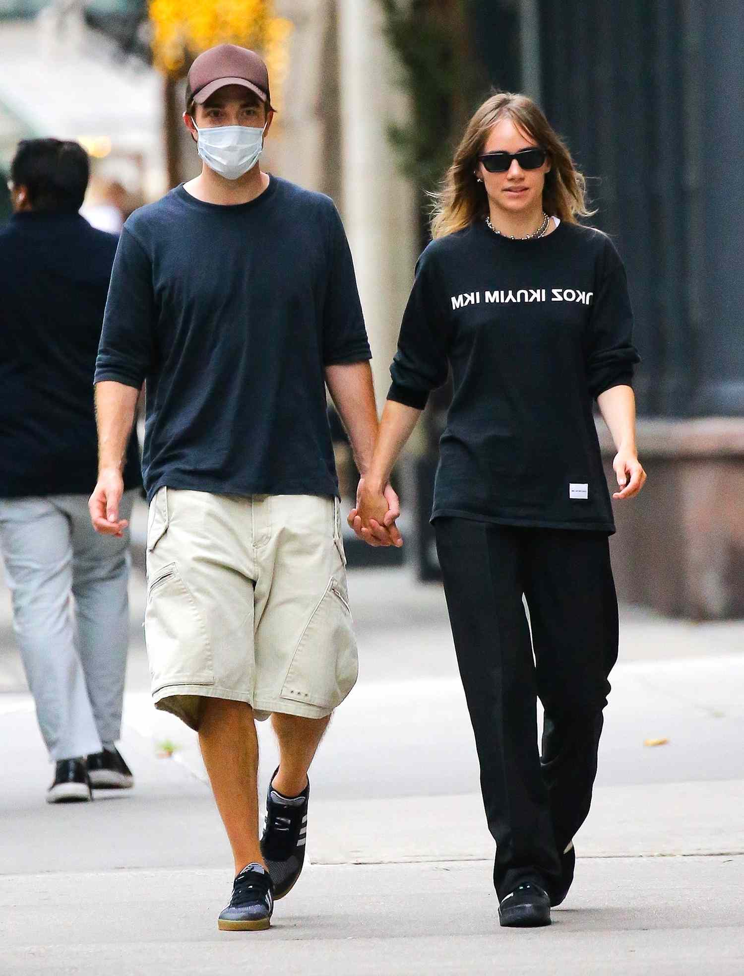 Robert Pattinson And Suki Waterhouse Hand-in-Hand: Fueling The Batman 2 Hype Robert Pattinson And Suki Waterhouse Hand-in-Hand: Fueling The Batman 2 Hype