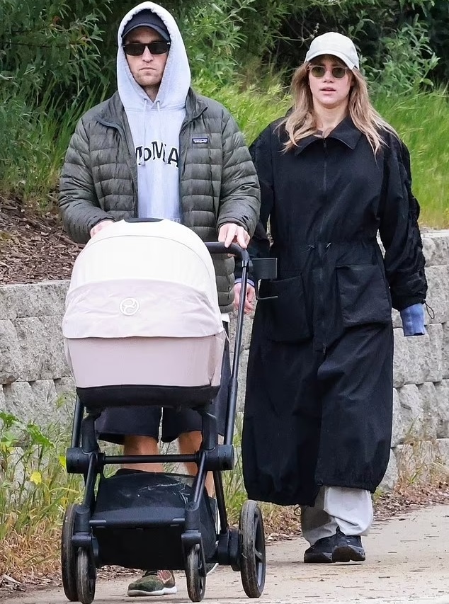 Robert Pattinson And Suki Waterhouse: Holding Hands Fuels The Batman 2 Speculation Robert Pattinson And Suki Waterhouse: Holding Hands Fuels The Batman 2 Speculation