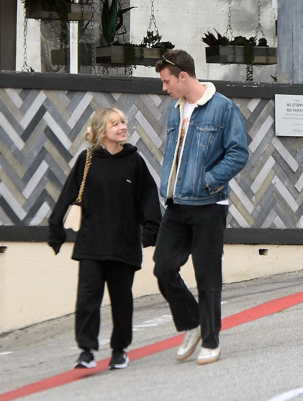 Sabrina Carpenter's Casual Chic: Face Tee And Leggings Outfit Sabrina Carpenter's Casual Chic: Face Tee And Leggings Outfit