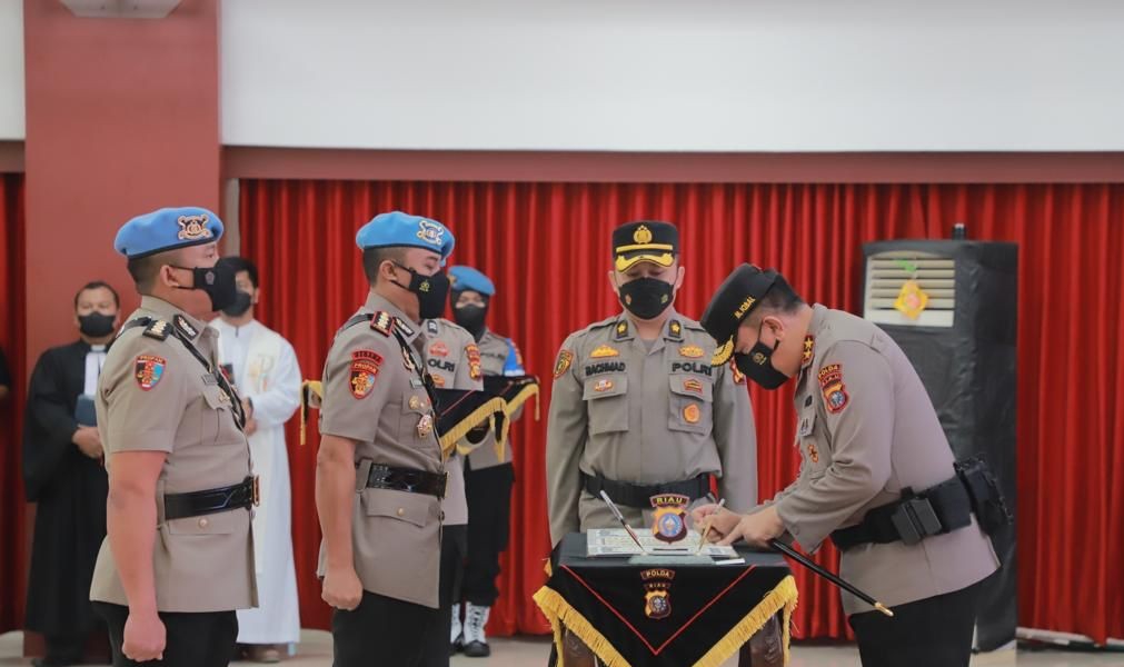 Serah Terima Jabatan 7 Pamen Polda Bali:  Irjen Daniel Sampaikan Pesan  Kepemimpinan