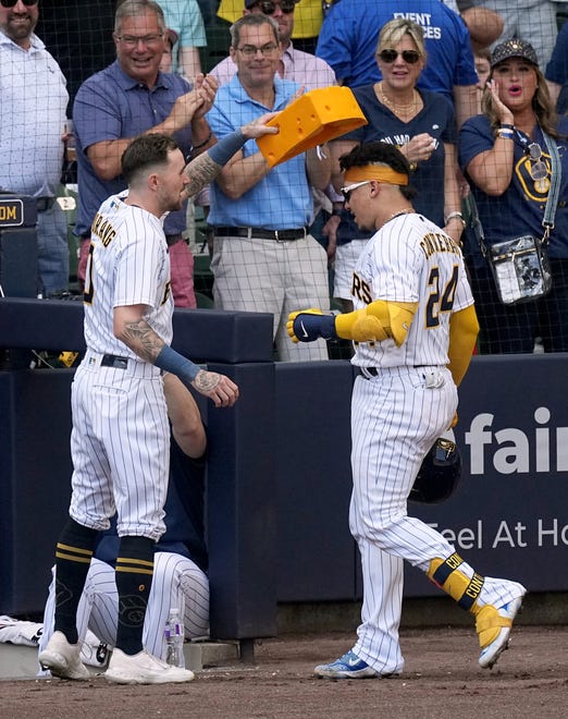 SF Giants Defeat Brewers Thanks To Flores And Lee SF Giants Defeat Brewers Thanks To Flores And Lee