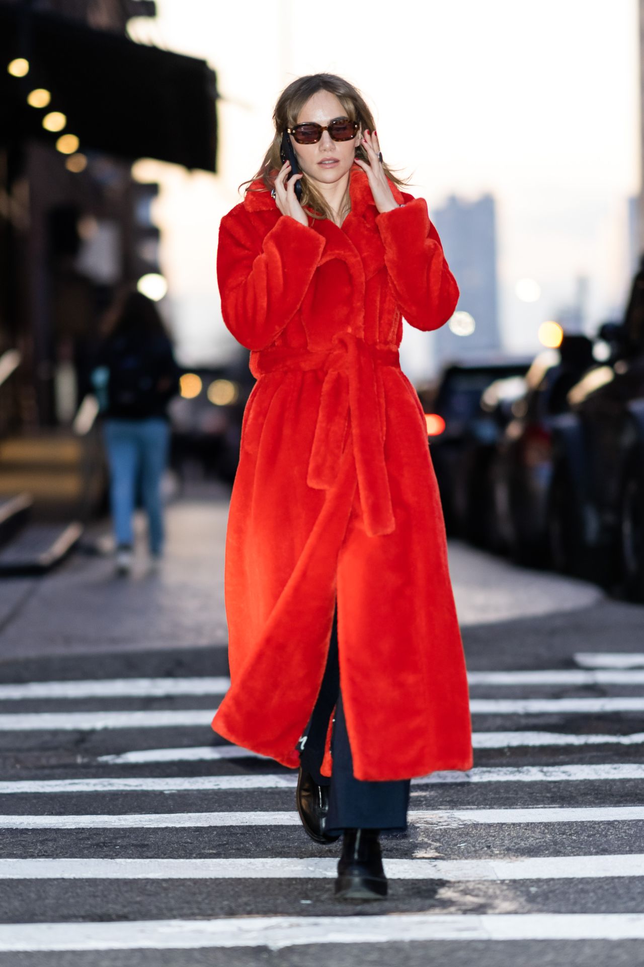 Suki Waterhouse's Leather Trench Coat: A New York Fashion Statement Suki Waterhouse's Leather Trench Coat: A New York Fashion Statement