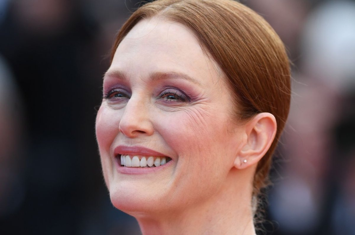 Supergirl Star Milly Alcock Featured In Netflix's Sirens Trailer: A Julianne Moore Cult Story