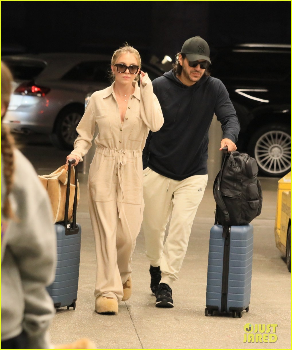 Sydney Sweeney And Jonathan Davino: Breakup Speculation Mounts After Spotted At Actress's $6M LA Mansion Sydney Sweeney And Jonathan Davino: Breakup Speculation Mounts After Spotted At Actress's $6M LA Mansion