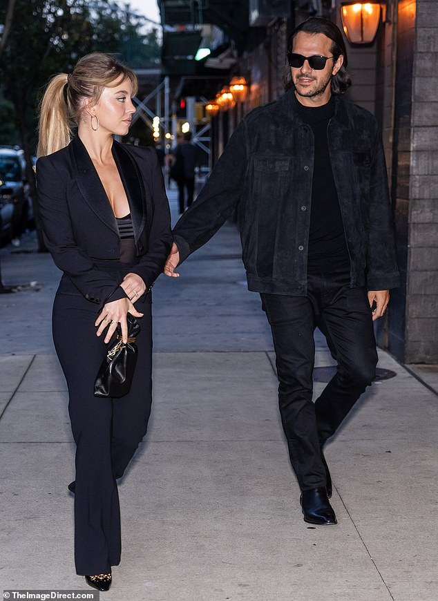 Sydney Sweeney Shows Off Cleavage After Split From Jonathan Davino Sydney Sweeney Shows Off Cleavage After Split From Jonathan Davino