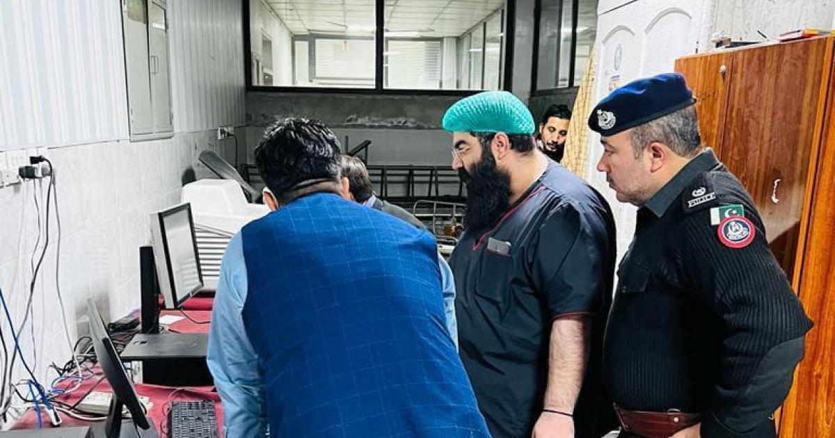ٹام کروز اور مداح کا جوتوں کا واقعہ: وائرل ویڈیو اور سوشل میڈیا کا ردعمل ٹام کروز اور مداح کا جوتوں کا واقعہ: وائرل ویڈیو اور سوشل میڈیا کا ردعمل