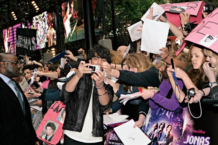 The Jonas Brothers: Joe Jonas And A Hilarious Fan Encounter The Jonas Brothers: Joe Jonas And A Hilarious Fan Encounter