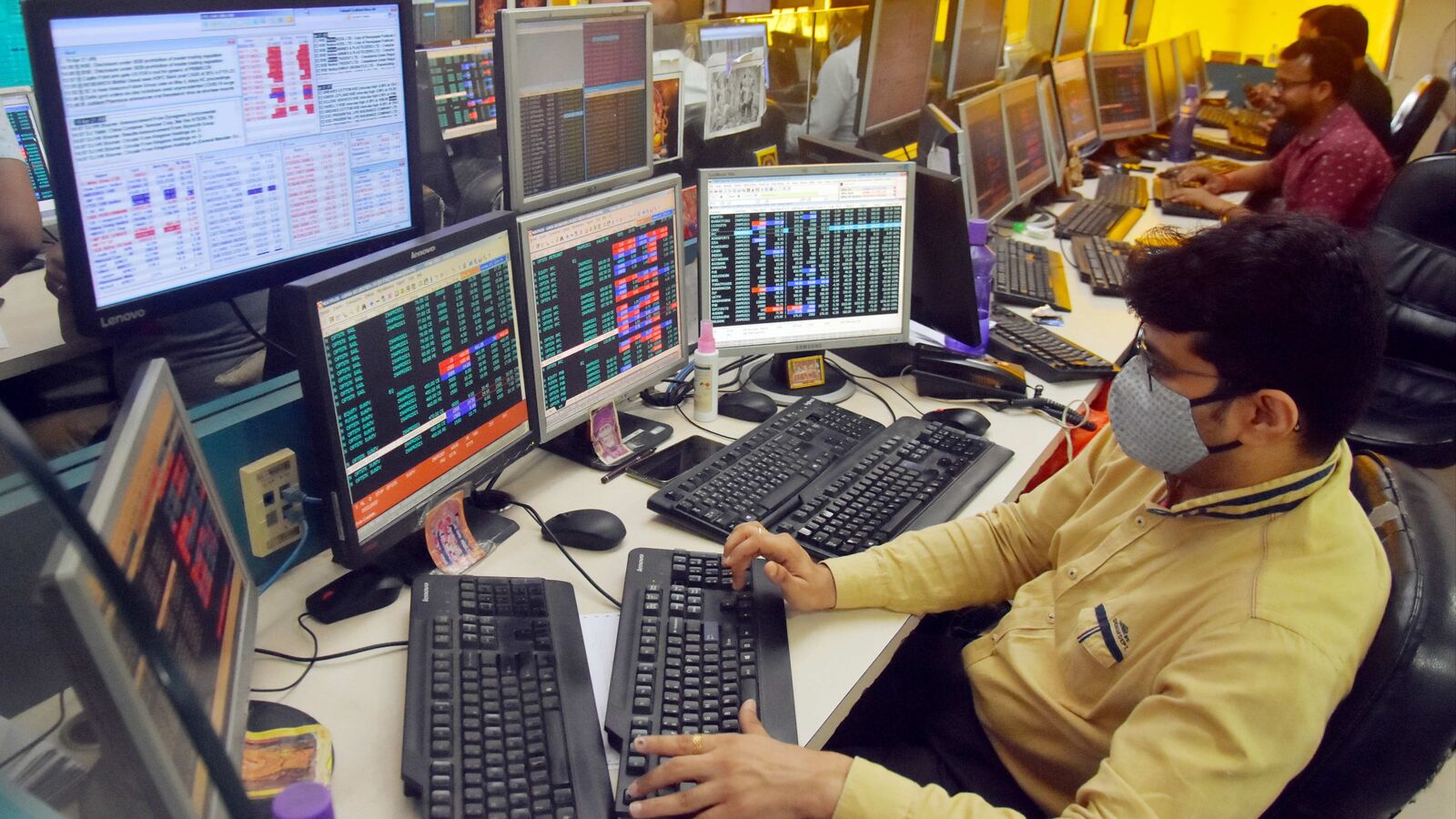 UltraTech Dip Weighs On Market: Sensex Up 200, Nifty Above 18,600 UltraTech Dip Weighs On Market: Sensex Up 200, Nifty Above 18,600