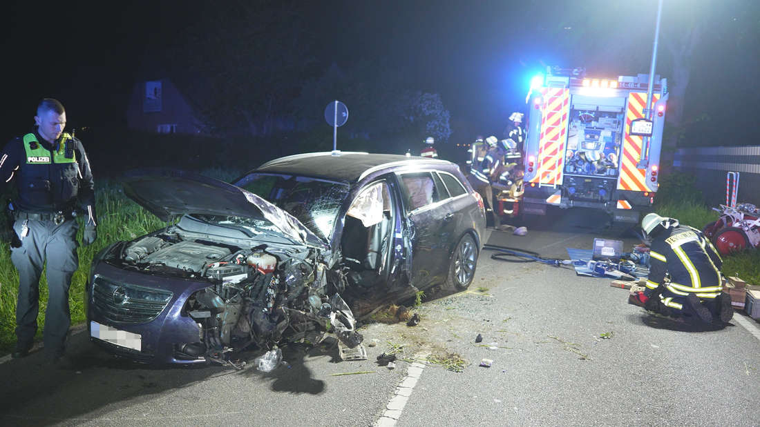 Unfall In Stemwede: Auto Prallt Gegen Baum – Fahrer Schwer Verletzt Unfall In Stemwede: Auto Prallt Gegen Baum – Fahrer Schwer Verletzt