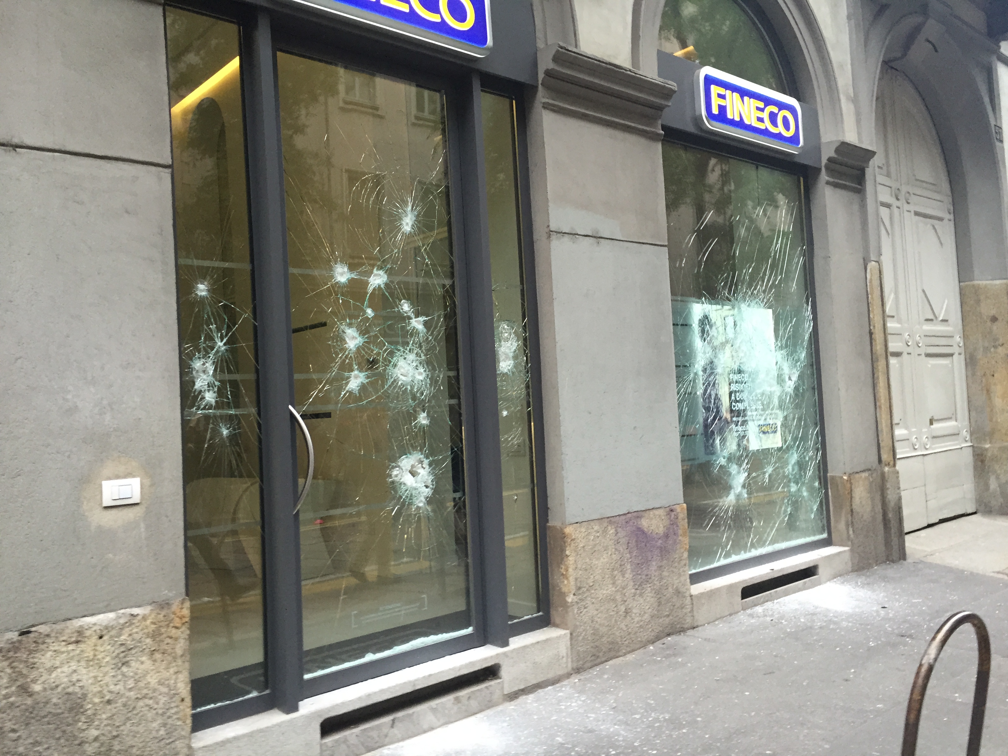 Vetrine Spaccate: 200 Manifestanti Protestano Contro Attacchi A Ristoranti Palestinesi Vetrine Spaccate: 200 Manifestanti Protestano Contro Attacchi A Ristoranti Palestinesi